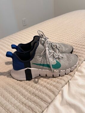 Nike men’s Grey Mesh Athletic Shoes with Teal Swoosh 9.5